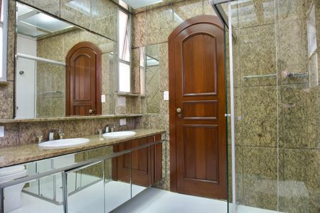 Apartamento para alugar com 370m², 6 quartos e 4 vagasSuíte 1 - Banheiro