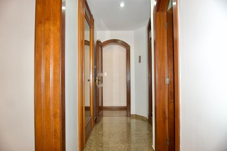 Apartamento para alugar com 370m², 6 quartos e 4 vagasCorredor 1