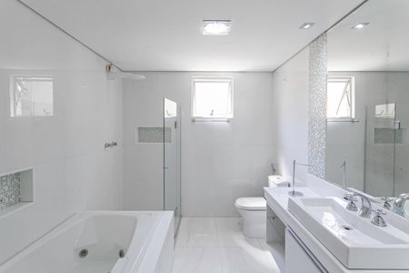 Apartamento à venda com 311m², 4 quartos e 2 vagasBanheiro da suíte 2