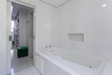 Apartamento à venda com 311m², 4 quartos e 2 vagasBanheiro da suíte 2
