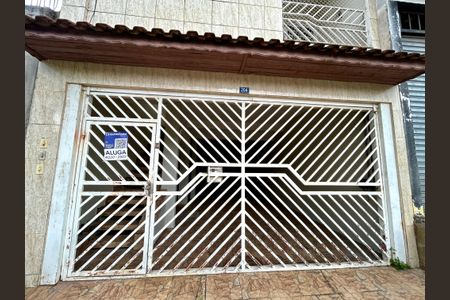 Casa para alugar com 120m², 2 quartos e 2 vagasPlaca instalada na fachada do imóvel 