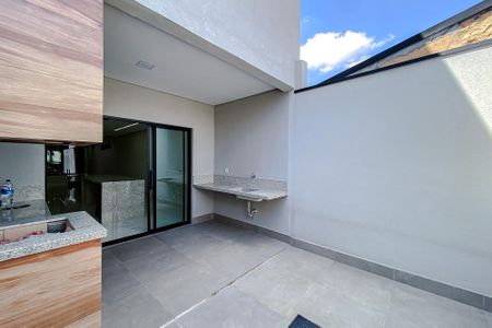 Casa à venda com 200m², 3 quartos e 3 vagas Casa à venda com 200m², 3 quartos e 3 vagasÁrea externa