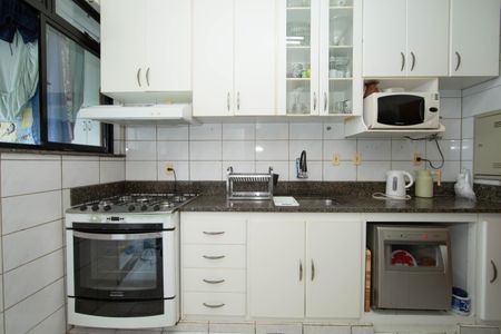 Apartamento à venda com 120m², 4 quartos e 2 vagasCOZINHA
