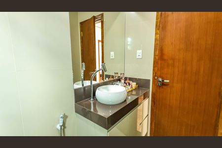 Casa à venda com 200m², 4 quartos e 2 vagasBanheiro 3