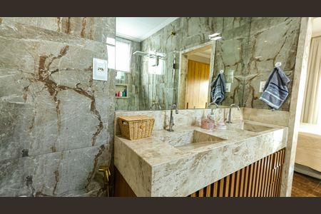 Casa à venda com 200m², 4 quartos e 2 vagasBanheiro da Suíte