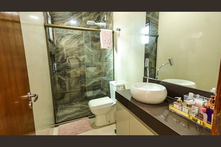 Casa à venda com 200m², 4 quartos e 2 vagasBanheiro 3