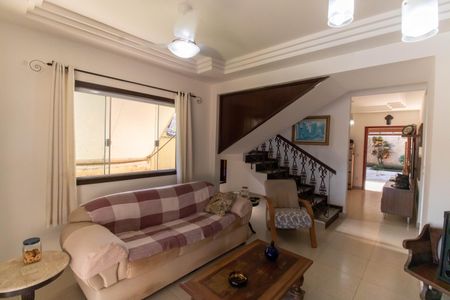 Casa para alugar com 250m², 3 quartos e 2 vagasSala