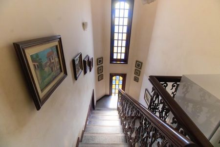 Casa para alugar com 250m², 3 quartos e 2 vagasEscada 