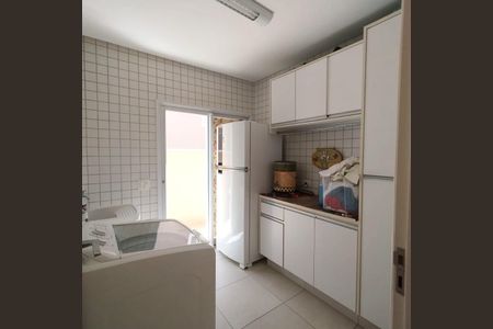 Casa de condomínio à venda com 345m², 5 quartos e 4 vagas Casa de condomínio à venda com 345m², 5 quartos e 4 vagasÁrea de serviço