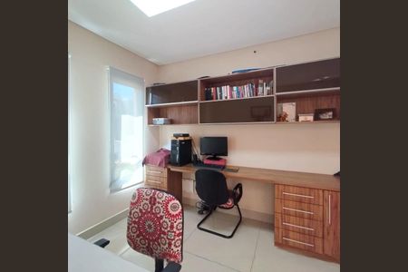 Casa de condomínio à venda com 345m², 5 quartos e 4 vagas Casa de condomínio à venda com 345m², 5 quartos e 4 vagasQuarto