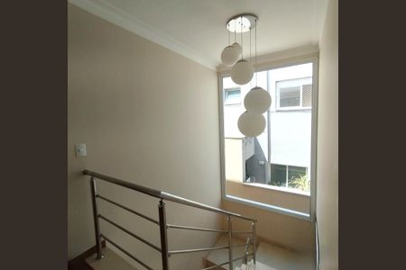 Casa de condomínio à venda com 345m², 5 quartos e 4 vagas Casa de condomínio à venda com 345m², 5 quartos e 4 vagasEscada