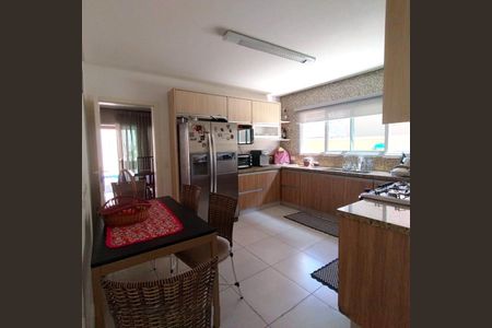 Casa de condomínio à venda com 345m², 5 quartos e 4 vagas Casa de condomínio à venda com 345m², 5 quartos e 4 vagasCozinha