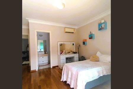 Casa de condomínio à venda com 345m², 5 quartos e 4 vagas Casa de condomínio à venda com 345m², 5 quartos e 4 vagasQuarto