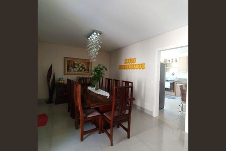 Casa de condomínio à venda com 345m², 5 quartos e 4 vagas Casa de condomínio à venda com 345m², 5 quartos e 4 vagasSala