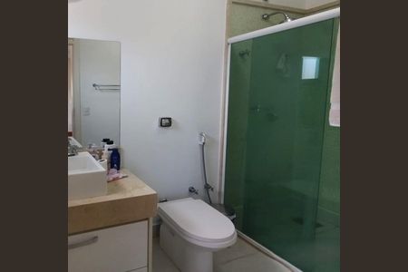 Casa de condomínio à venda com 345m², 5 quartos e 4 vagas Casa de condomínio à venda com 345m², 5 quartos e 4 vagasBanheiro