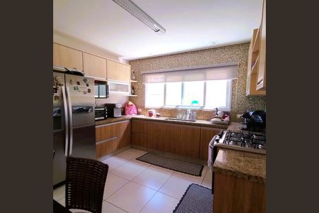 Casa de condomínio à venda com 345m², 5 quartos e 4 vagas Casa de condomínio à venda com 345m², 5 quartos e 4 vagasCozinha