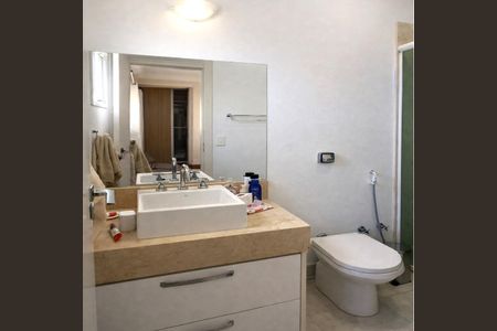 Casa de condomínio à venda com 345m², 5 quartos e 4 vagas Casa de condomínio à venda com 345m², 5 quartos e 4 vagasBanheiro