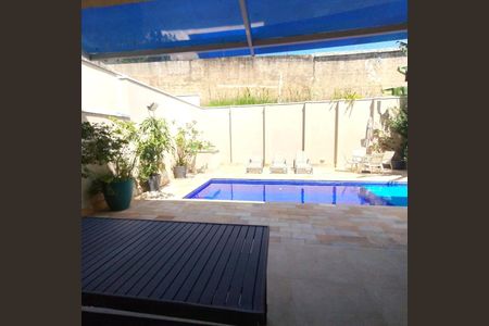 Casa de condomínio à venda com 345m², 5 quartos e 4 vagas Casa de condomínio à venda com 345m², 5 quartos e 4 vagasÁrea externa