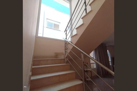 Casa de condomínio à venda com 345m², 5 quartos e 4 vagas Casa de condomínio à venda com 345m², 5 quartos e 4 vagasEscada