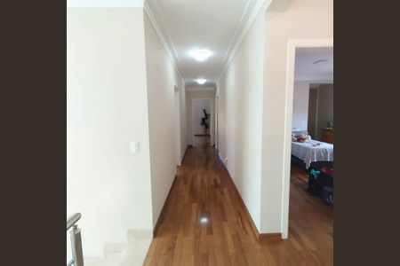 Casa de condomínio à venda com 345m², 5 quartos e 4 vagas Casa de condomínio à venda com 345m², 5 quartos e 4 vagasCorredor