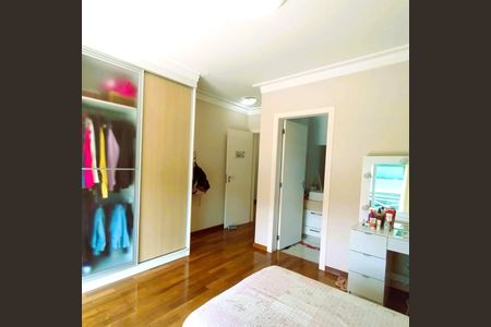 Casa de condomínio à venda com 345m², 5 quartos e 4 vagas Casa de condomínio à venda com 345m², 5 quartos e 4 vagasQuarto