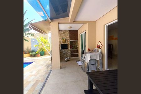 Casa de condomínio à venda com 345m², 5 quartos e 4 vagas Casa de condomínio à venda com 345m², 5 quartos e 4 vagasÁrea externa