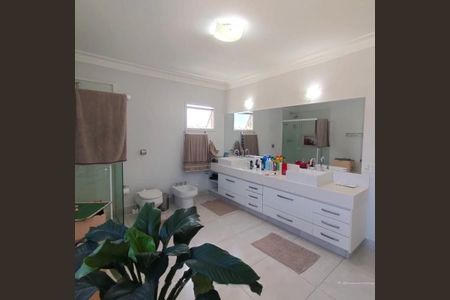 Casa de condomínio à venda com 345m², 5 quartos e 4 vagas Casa de condomínio à venda com 345m², 5 quartos e 4 vagasBanheiro