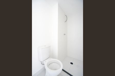 Banheiro da suíte de apartamento para alugar com 1 quarto, 28m² em Guaiauna, São Paulo