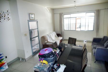 Casa à venda com 230m², 4 quartos e 3 vagasSala