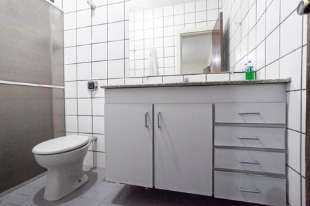 Casa para alugar com 7700m², 2 quartos e 8 vagas Casa para alugar com 7700m², 2 quartos e 8 vagasBanheiro da suíte