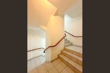 Apartamento para alugar com 63m², 2 quartos e sem vagaEscada