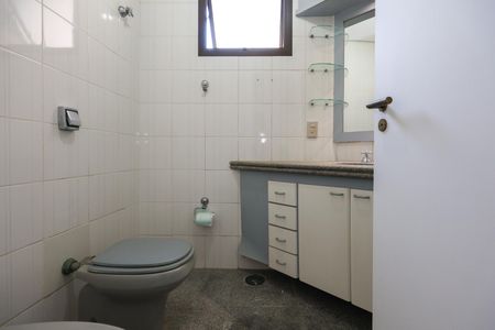 Apartamento à venda com 242m², 3 quartos e 4 vagasBanheiro da Suíte 3