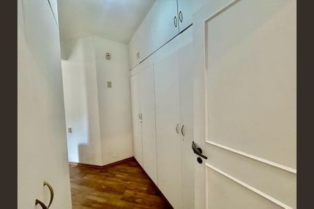 Apartamento à venda com 242m², 3 quartos e 4 vagasArmário Suite 1