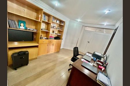 Apartamento à venda com 242m², 3 quartos e 4 vagasEscritório