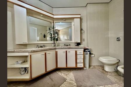 Apartamento à venda com 242m², 3 quartos e 4 vagasBanheiro da Suíte 1