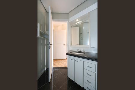 Apartamento à venda com 242m², 3 quartos e 4 vagasBanheiro da Suíte 2