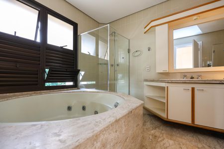 Apartamento à venda com 242m², 3 quartos e 4 vagasBanheiro da Suíte 1