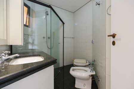 Apartamento à venda com 242m², 3 quartos e 4 vagasBanheiro da Suíte 2