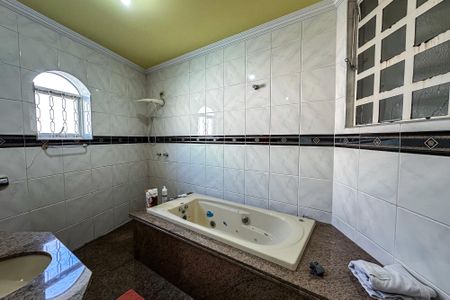 Casa à venda com 450m², 4 quartos e 3 vagasBanheiro da Suíte 2