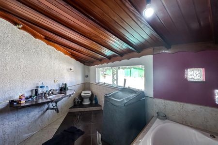 Casa à venda com 450m², 4 quartos e 3 vagasBanheiro da Suíte 1