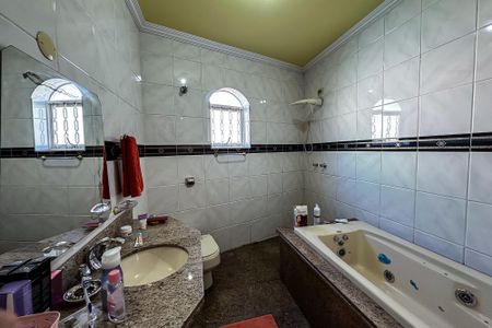 Casa à venda com 450m², 4 quartos e 3 vagasBanheiro da Suíte 2