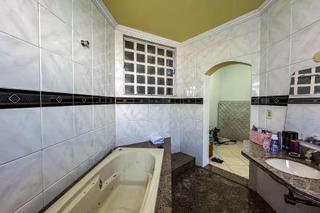 Casa à venda com 450m², 4 quartos e 3 vagasBanheiro da Suíte 2