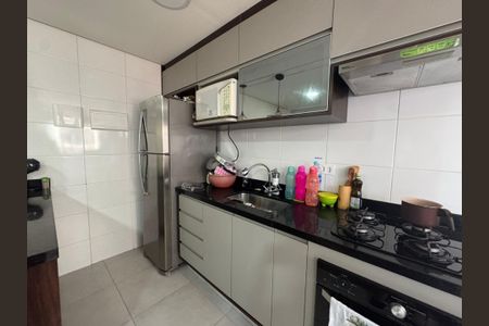Cozinha de apartamento à venda com 2 quartos, 49m² em Recanto das Rosas, Osasco