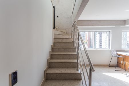 Apartamento à venda com 135m², 2 quartos e 2 vagas Apartamento à venda com 135m², 2 quartos e 2 vagasEscada de Acesso a Cobertura