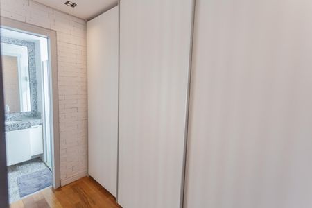 Apartamento à venda com 135m², 2 quartos e 2 vagas Apartamento à venda com 135m², 2 quartos e 2 vagasCloset da Suíte