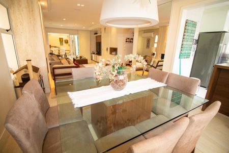 Casa de condomínio à venda com 230m², 4 quartos e 4 vagas Casa de condomínio à venda com 230m², 4 quartos e 4 vagasSala de Jantar