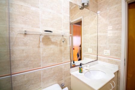 Casa de condomínio à venda com 230m², 4 quartos e 4 vagas Casa de condomínio à venda com 230m², 4 quartos e 4 vagasBanheiro da Suíte 2