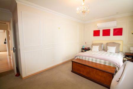 Casa de condomínio à venda com 230m², 4 quartos e 4 vagas Casa de condomínio à venda com 230m², 4 quartos e 4 vagasSuíte 3