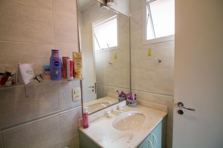 Casa de condomínio à venda com 230m², 4 quartos e 4 vagas Casa de condomínio à venda com 230m², 4 quartos e 4 vagasBanheiro da Suíte 1