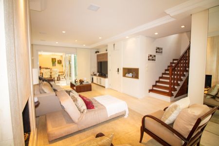 Casa de condomínio à venda com 230m², 4 quartos e 4 vagas Casa de condomínio à venda com 230m², 4 quartos e 4 vagasSala